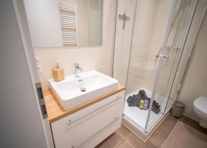 Fullhouse - - L96 - Smarttv - Nespresso - 2 Queensize Beds * اتسوكو